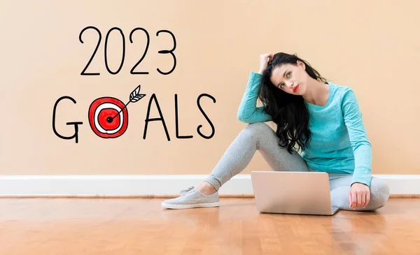 2023 Objetivos Conceito Com Mulher Jovem Usando Computador Portátil — Fotografia de Stock