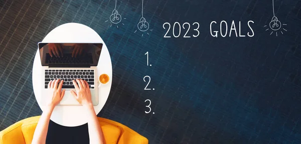2023 Objetivos Com Pessoa Usando Laptop Uma Mesa Branca — Fotografia de Stock