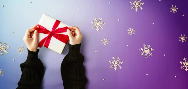 Pessoa Fazendo Uma Caixa Presente Natal Vista Aérea — Fotografia de Stock