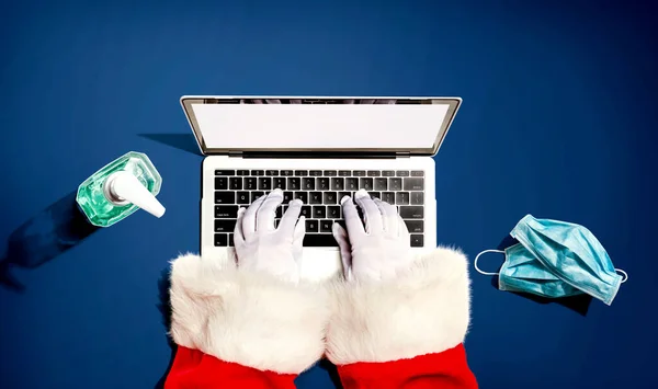 Papai Noel Usando Computador Portátil Com Uma Máscara Uma Garrafa — Fotografia de Stock
