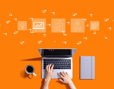 Dizüstü bilgisayar kullanan biriyle iş büyümesi analizi