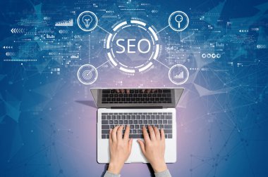Bir dizüstü bilgisayar kullanan kişi ile SEO kavramı