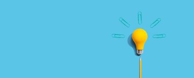 Klipsli fikir ampulü - düz yatıyordu