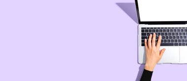 Yukarıdan dizüstü bilgisayar kullanan kişi