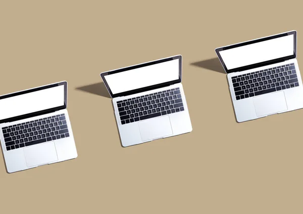 Três Computadores Portáteis Com Sombra Flat Lay — Fotografia de Stock