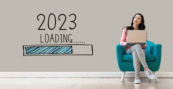 Laddar Nytt 2023 Med Ung Kvinna Som Använder Bärbar Dator — Stockfoto