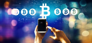Akıllı telefon kullanan kişi ile Bitcoin teması