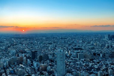 Gün batımında Japonya 'nın Nishi-Shinjuku şehrinde gökdelenler yükseliyor.