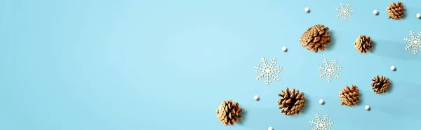 Kerstdennenappels Met Sneeuwvlokken Plat Gelegd — Stockfoto