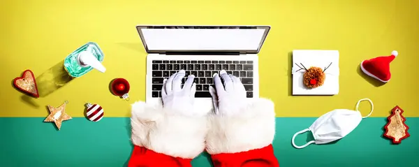 Święty Mikołaj Korzystający Laptopa Maską Butelką Odkażającą Góry — Zdjęcie stockowe