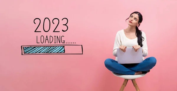 Yeni Yıl 2023 Dizüstü Bilgisayar Kullanan Genç Bir Kadınla Dolduruyorum — Stok fotoğraf
