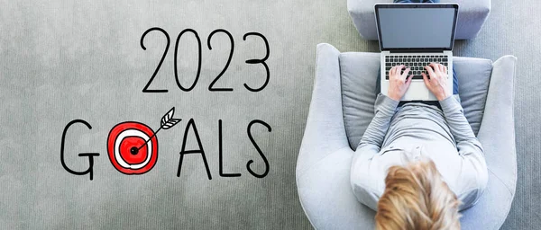 2023 Objetivos Con Hombre Utilizando Ordenador Portátil Una Silla Gris —  Fotos de Stock