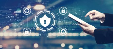 Bir tablet bilgisayar kullanarak iş adamıyla siber güvenlik teması