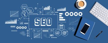 SEO - Bir bilgisayar klavyesi ve ofis ögeleri ile Arama Motoru İyimserleştirme teması