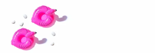 Sommerkonzept Mit Rosafarbenen Flamingo Schwimmern Flache Verlegung — Stockfoto
