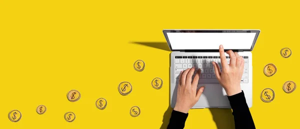 Person Die Einen Laptop Mit Handgezogenen Münzen Benutzt — Stockfoto
