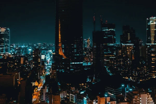 通过日本东京Minato的摩天大楼和高速公路 — 图库照片