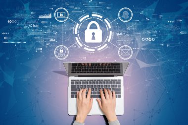 Bir dizüstü bilgisayar kullanan kişi ile internet ağ güvenliği kavramı