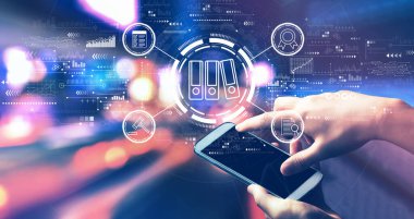 Geceleri bir şehirde akıllı telefon kullanan kişi ile uyum teması