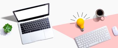 Yukarıdan ampullü bilgisayarlar