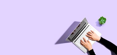 Yukarıdan dizüstü bilgisayar kullanan kişi