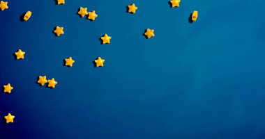 Yıldız şekilli küçük şeker şekerlemeleri - düz yatıyordu