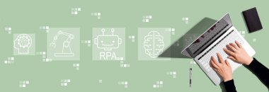 Bir dizüstü bilgisayar kullanan kişi ile Robotik Süreç Otomasyon RPA teması