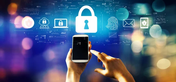 Internetnätets Säkerhetskoncept Med Person Som Använder Smartphone — Stockfoto