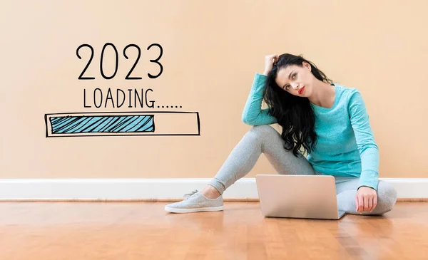 Yeni Yıl 2023 Dizüstü Bilgisayar Kullanan Genç Bir Kadınla Dolduruyorum — Stok fotoğraf