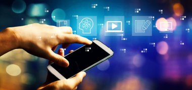 Akıllı telefon kullanan kişi ile giyim konsepti