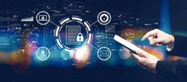 Gece tablet bilgisayar kullanan iş adamı ile veri koruma kavramı