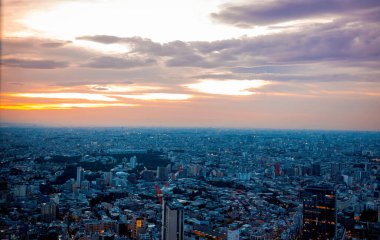 Gün batımında Shibuya, Tokyo, Japonya 'nın hava görüntüsü