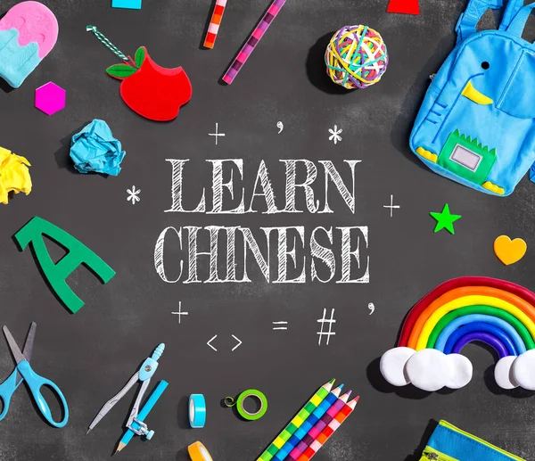 Tahtada Okul Malzemeleriyle Çince Öğrenin Düz Konum — Stok fotoğraf