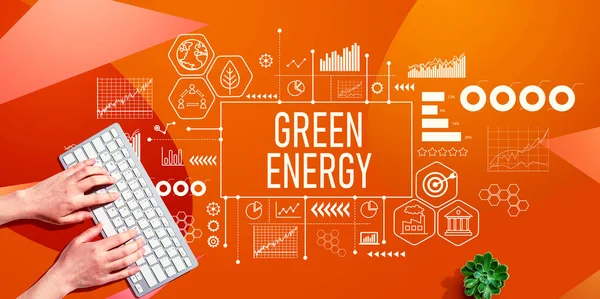 Zelená Energie Koncept Osobou Pomocí Počítačové Klávesnice — Stock fotografie