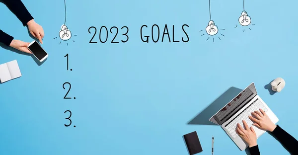 2023 Целей Людьми Работающими Вместе Ноутбуком Телефоном — стоковое фото