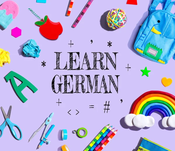 Aprender Alemán Tema Con Útiles Escolares Sobre Fondo Púrpura Plano — Foto de Stock