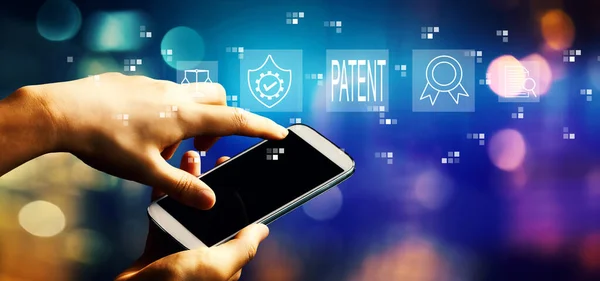 Koncepcja Patentowa Osobą Korzystającą Smartfona — Zdjęcie stockowe
