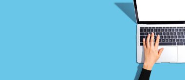 Yukarıdan dizüstü bilgisayar kullanan kişi