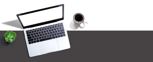 Laptop Mit Kaffeetasse Von Oben — Stockfoto