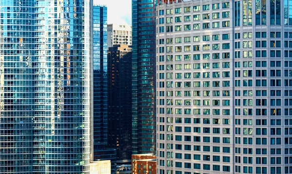 伊利诺伊州芝加哥市中心的摩天大楼明亮的早晨 — 图库照片
