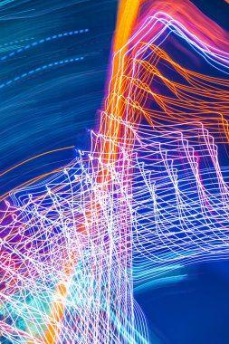 Soyut bulanık Bokeh neon ışığı şehir gece arkaplanını izler