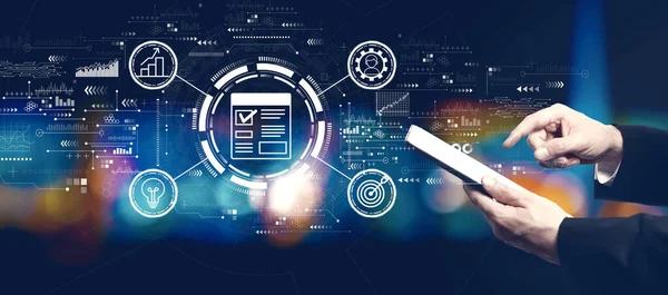 Gece tablet bilgisayar kullanarak iş adamıyla proje yönetimi teması