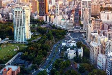 Günbatımında Minato, Tokyo, Japonya 'da gökyüzü ve şehir manzarası