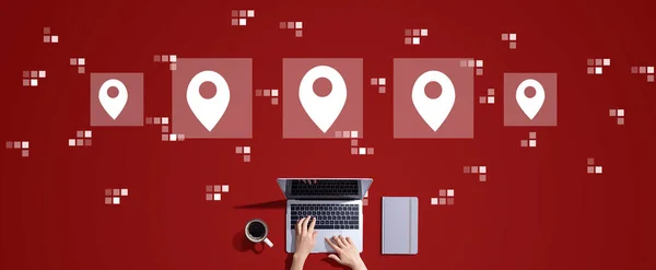 Map Pin Konzept Mit Person Die Mit Laptop Arbeitet — Stockfoto