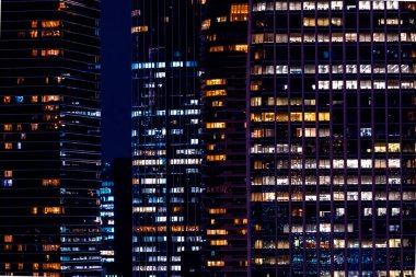 Minato, Tokyo, Japonya 'dan geçen gökdelenler ve otoyollar