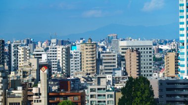 Nishi-Shinjuku, Tokyo, Japonya 'nın üzerindeki gökdelenler.