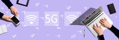 5G ağı ve iki kişi birlikte çalışıyor.