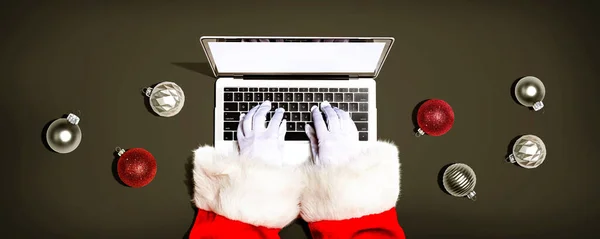 Santa Claus Pomocą Laptopa Bombkami Świątecznymi Góry — Zdjęcie stockowe
