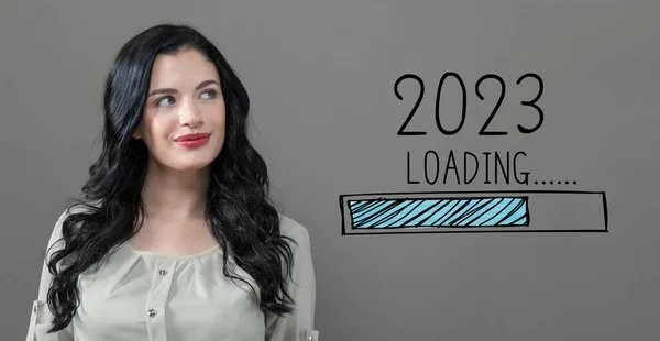 Завантаження Нового 2023 Року Молодою Жінкою Розсудливе Обличчя — стокове фото