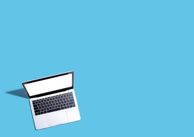 Yukarıdan gölgeli dizüstü bilgisayar - Düz yatıyordu